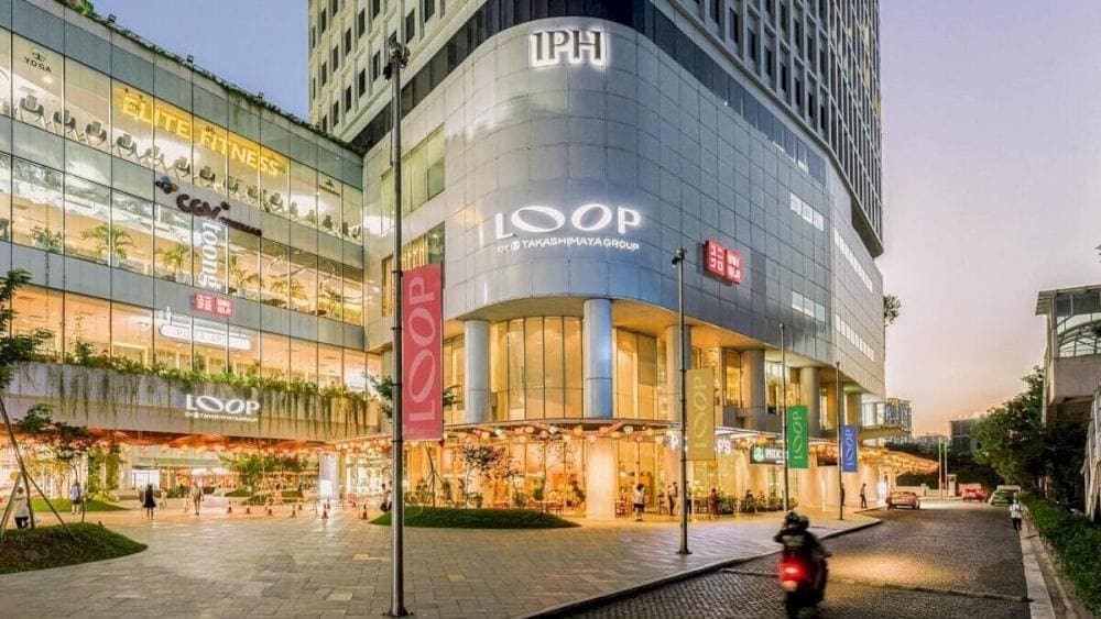 The Loop Xuan Thuy is a contemporary shopping center